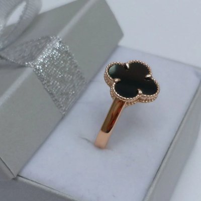 Кольцо из красного золота с ониксом 3