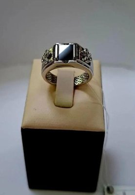 Печатка с ониксом и фианитами из серебра 3